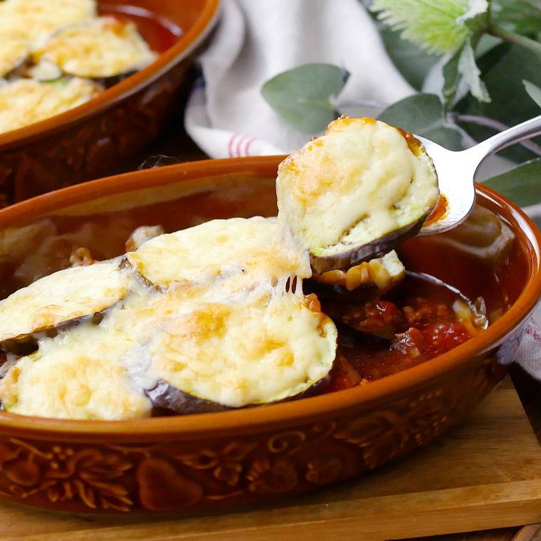 茶色のグラタン皿に盛られた茄子のミートグラタン