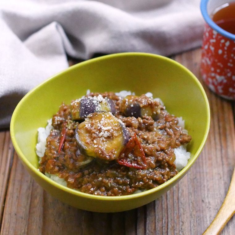 黄緑色の器に盛られた茄子とひき肉のカレー丼