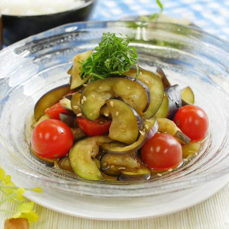 透明な皿に盛られた茄子とミニトマトの和風マリネサラダ