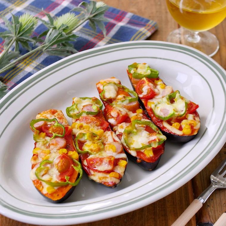 茄子にミニトマト、ピーマン、とろけるチーズがトッピングされた茄子ピザ