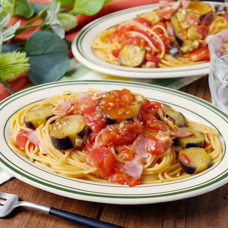 皿に盛られた茄子とベーコンのトマトパスタ