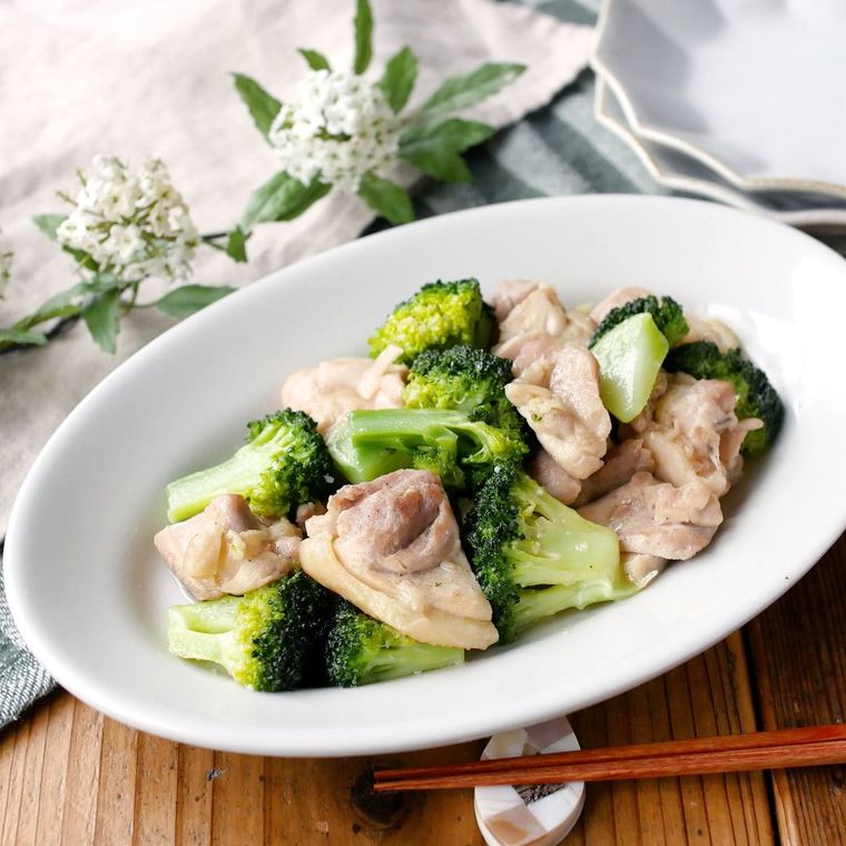 白いオーバル皿に盛りつけられた鶏肉とブロッコリーの旨塩炒め