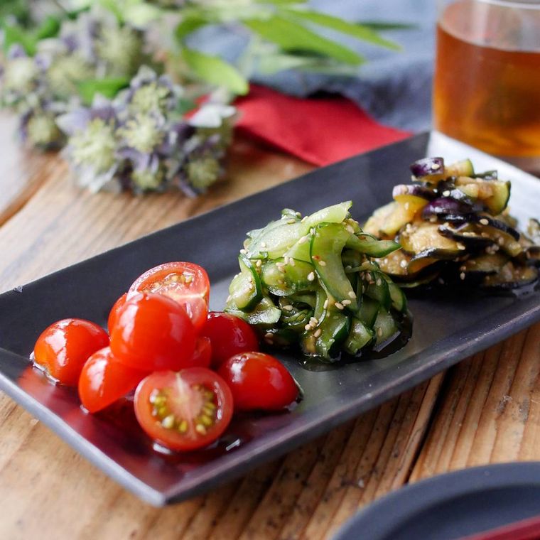 黒いスクエア型のプレートに盛り付けられた、きゅうりとトマトとなすの3色ナムル