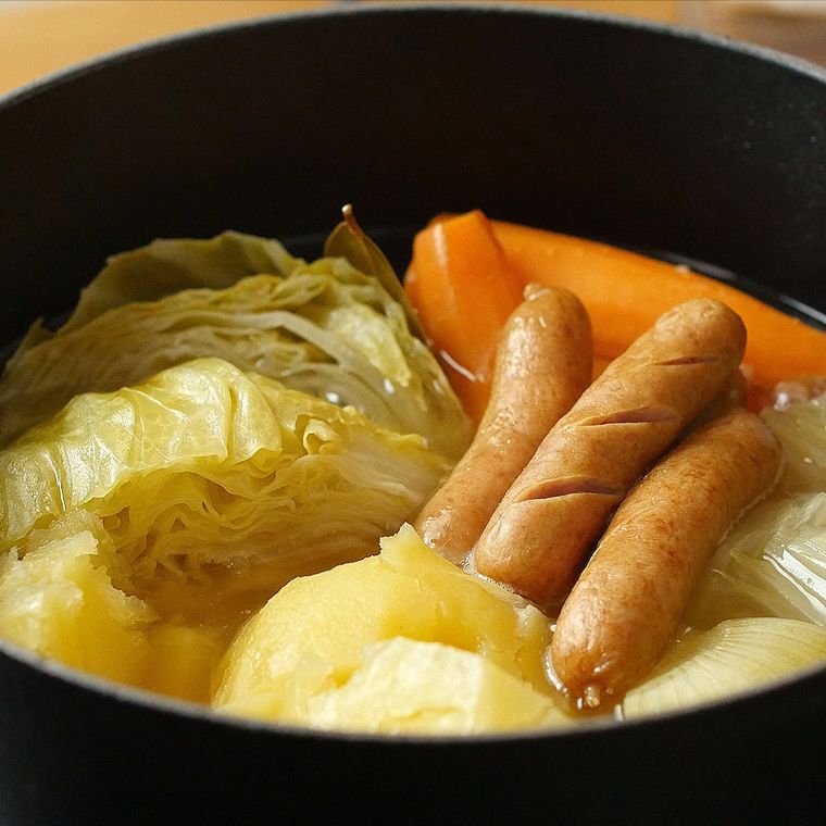 黒い器に入った、ごろごろ野菜のポトフ