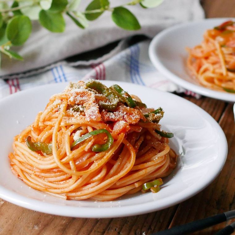 白い丸皿にナポリタンが盛られている