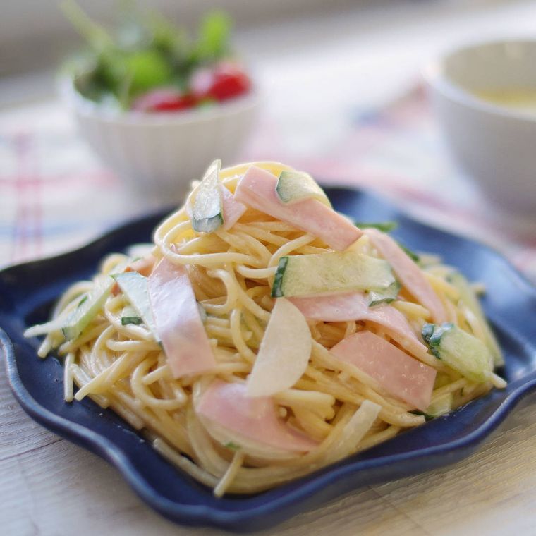 紺色の皿にスパゲッティサラダが盛られている