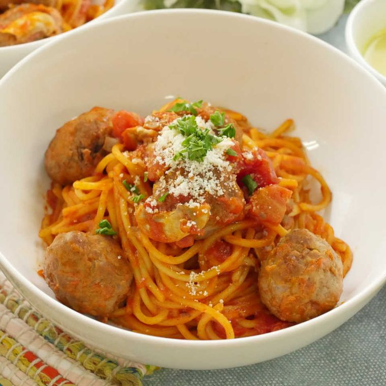 白い深皿にミートボールパスタが盛られている
