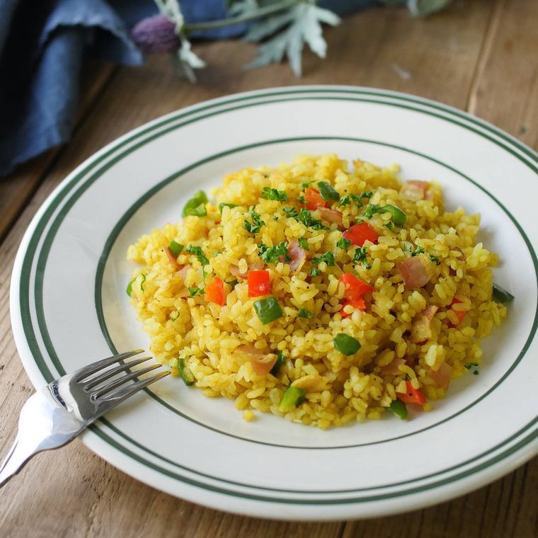 お皿に盛られたベーコンと玉ねぎ、ピーマン入りの基本のカレーピラフ