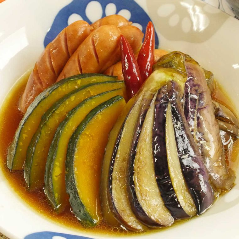 はす模様の器に入ったなすとウインナーのこっくり煮