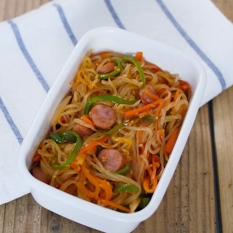 白い保存容器に入ったナポリタンきんぴら