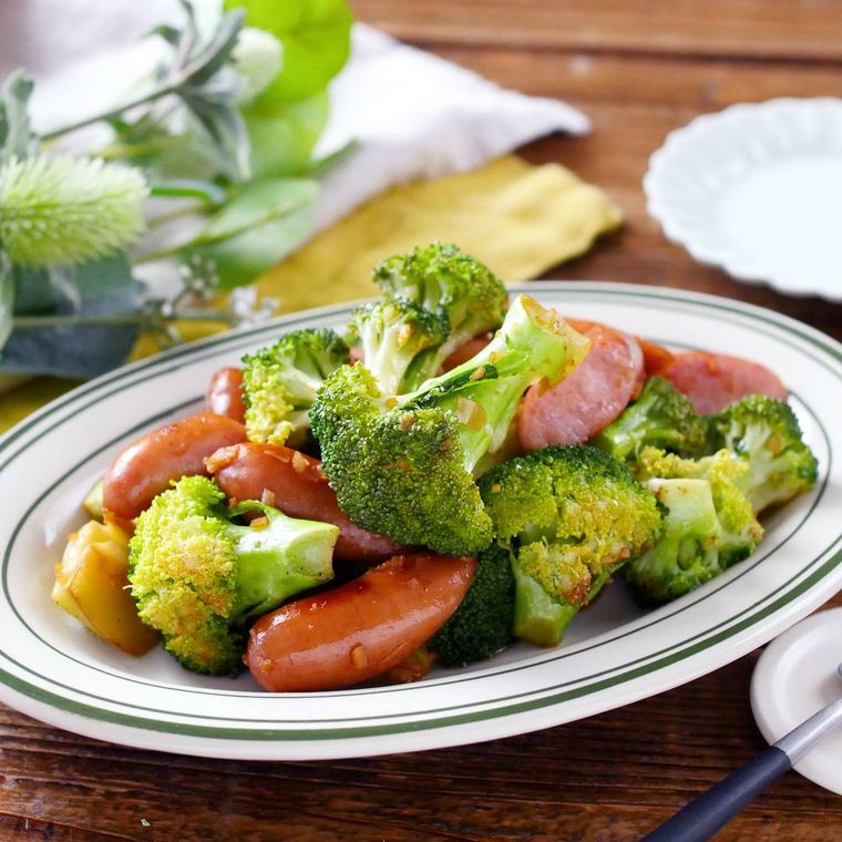 楕円形の洋食器に盛り付けたブロッコリーとウインナー炒め