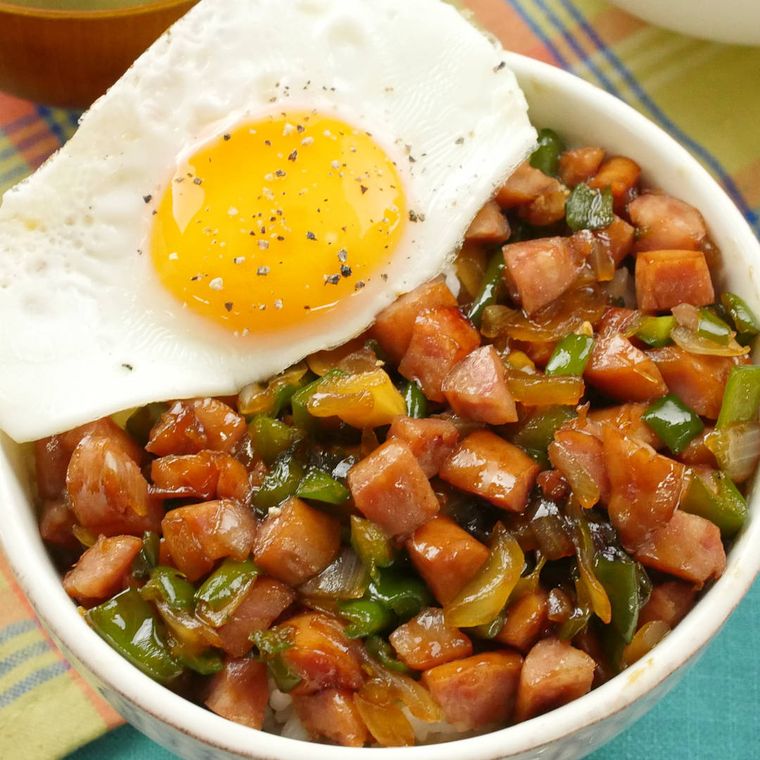 白い器に盛り付けたころころウインナー丼