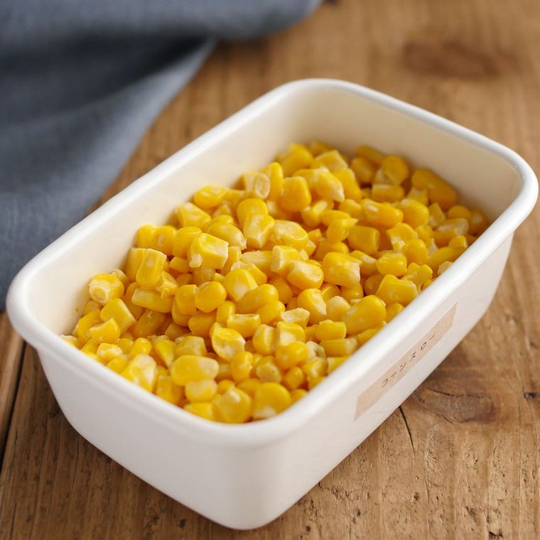 長方形の容器に入った、コーンスロー