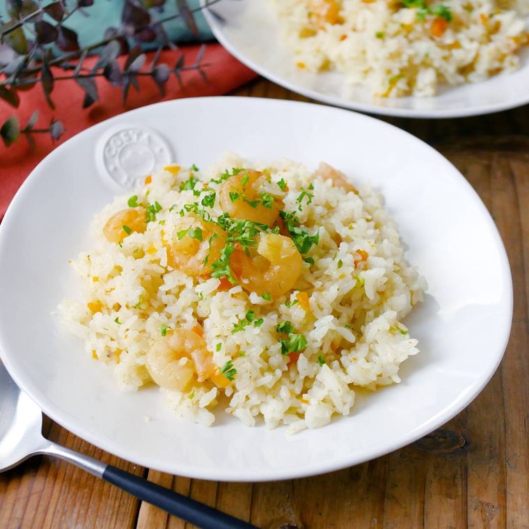 白い平皿に盛り付けられた、むきえびのピラフ