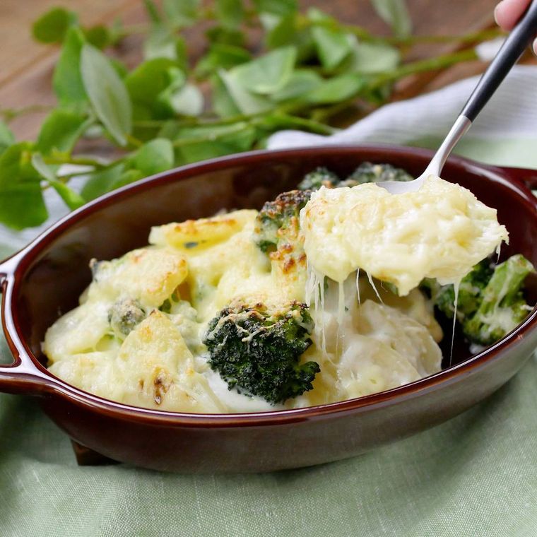 グラタン皿に盛り付けられた、じゃがいもとブロッコリーのグラタン