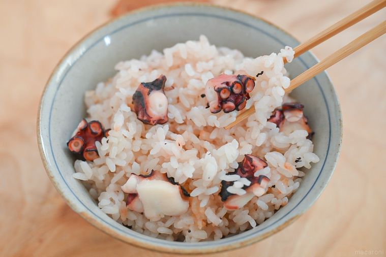 箸で持ち上げたたこの炊き込みご飯