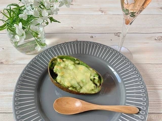 グレーの皿にのったアボカドのマヨネーズ焼き
