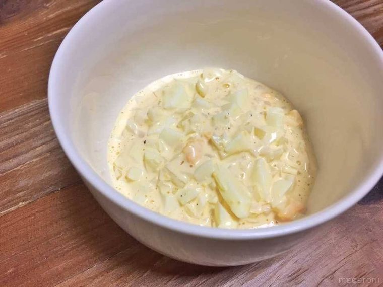 白い器に入ったチキン南蛮のタルタルソース