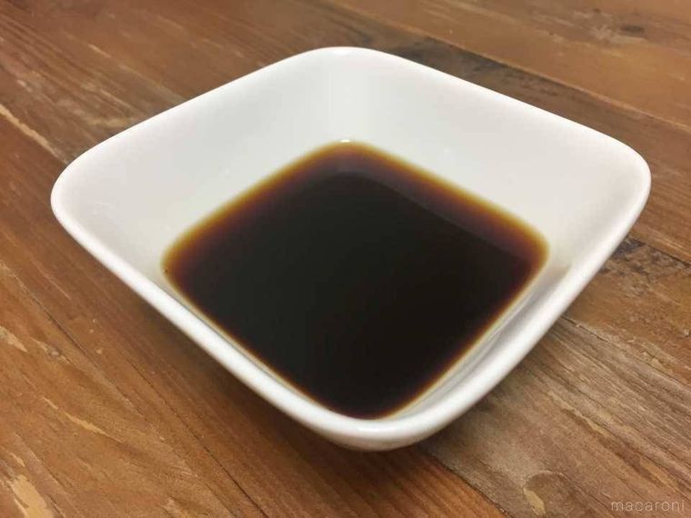 白い器に入ったチキン南蛮の甘酢だれ