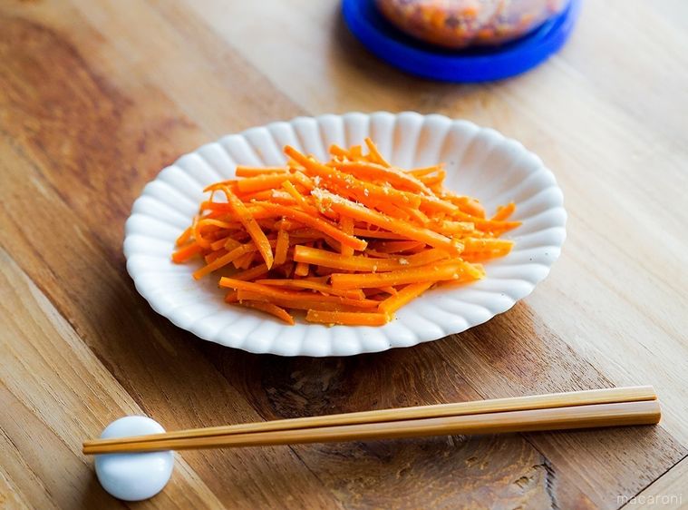器に盛り付けられたにんじんの丸ごとごま和え