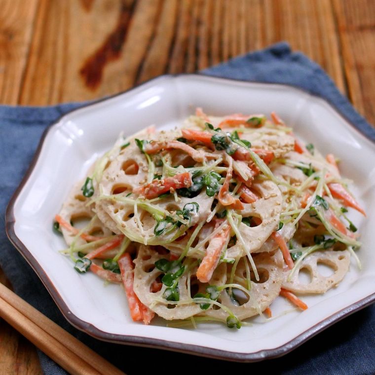 白い皿に盛り付けたにんじんごまマヨサラダ