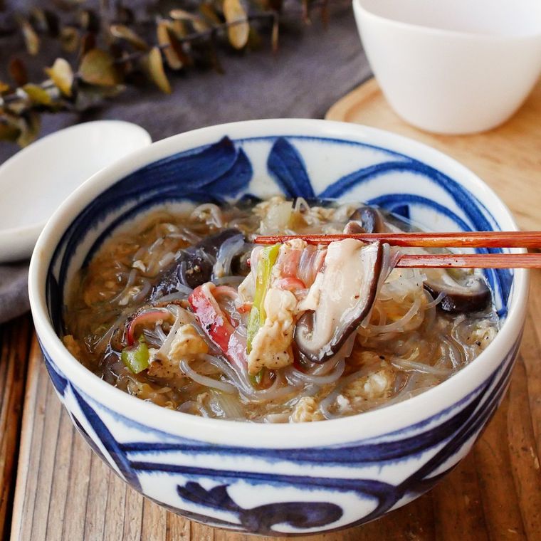 和柄の丼に盛られているかきたま春雨スープ