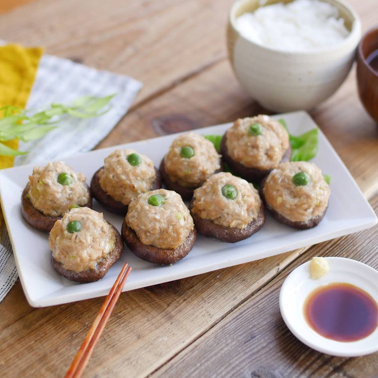 白い長皿に盛りつけられている丸ごとしいたけのレンジしゅうまい