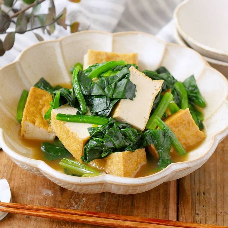 花皿に盛り付けた厚揚げとほうれん草の煮浸し