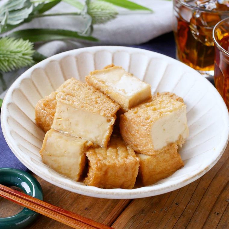 陶器に盛り付けた厚揚げの甘辛煮