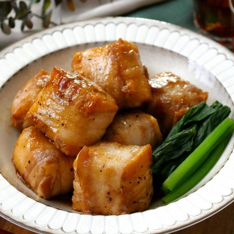 白い皿に盛り付けた肉巻き厚揚げの角煮風