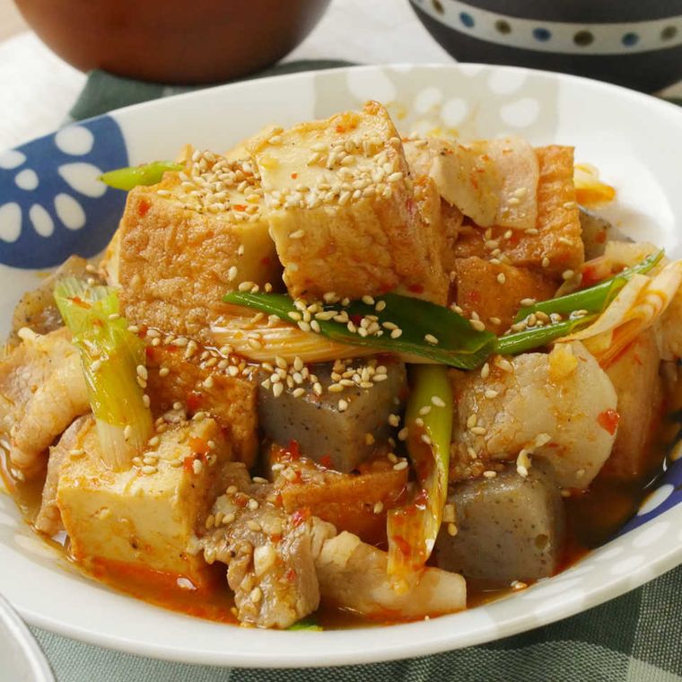 丸皿に盛り付けた厚揚げと豚バラ肉のピリ辛豆板醤煮