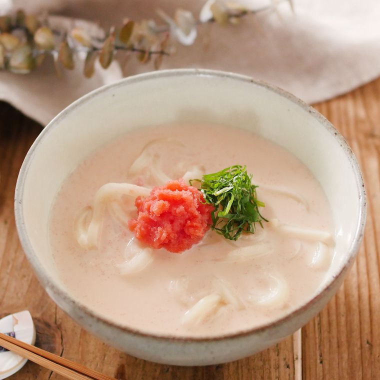 白い丼によそった豆乳明太クリームうどん