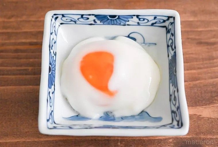 電子レンジで加熱した温泉卵が入っている小皿