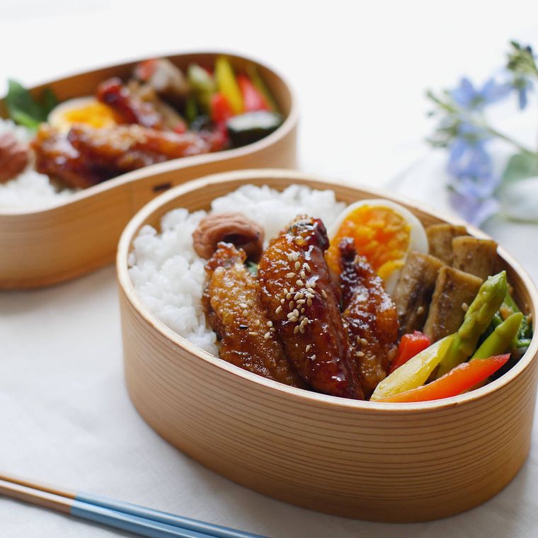 にんにく甘辛味の唐揚げを入れているお弁当