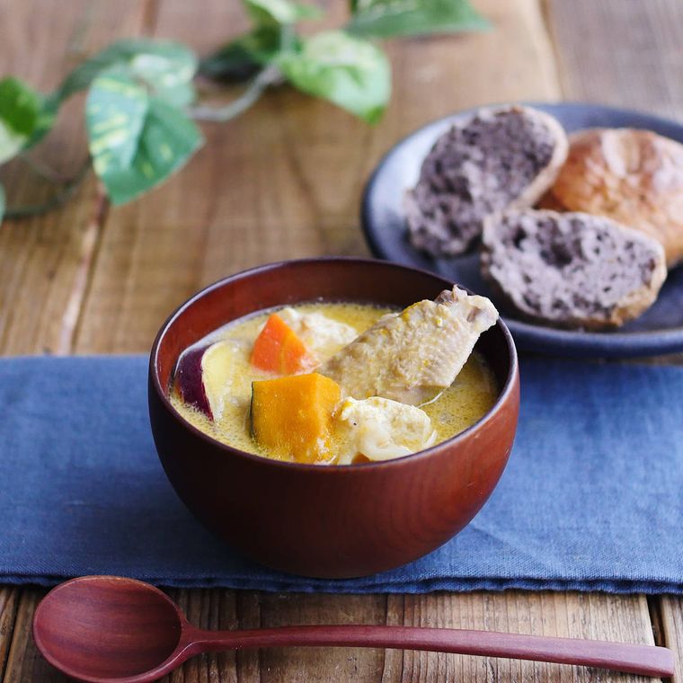 お椀に盛られた秋野菜と手羽先のソイスープ