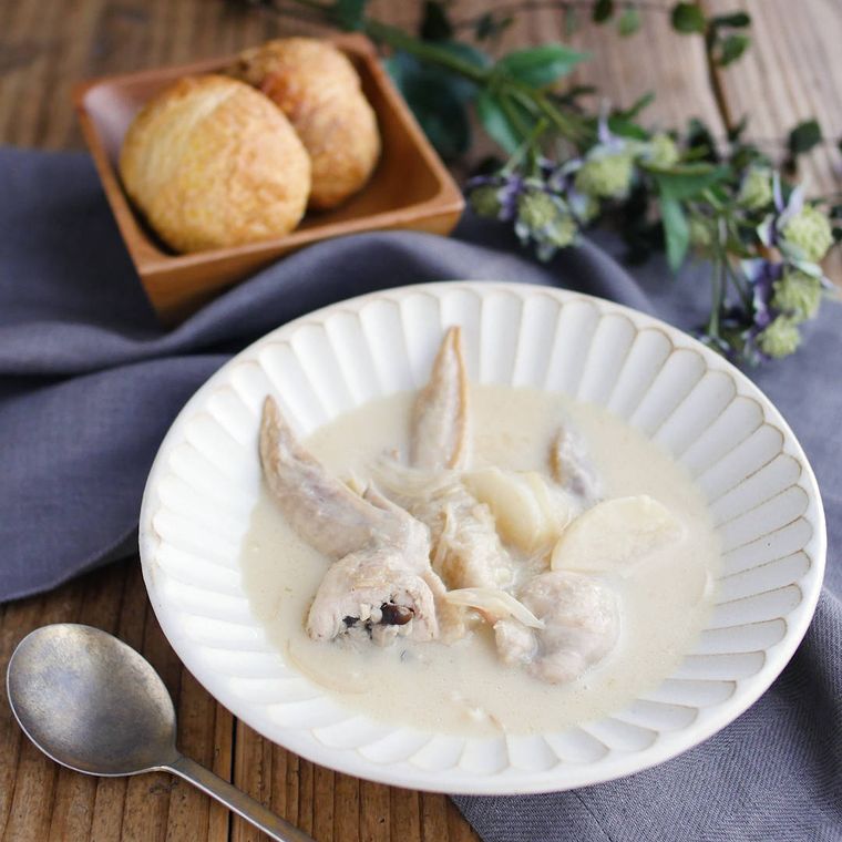 白いスープ皿に盛られた手羽先の生姜クリームスープ