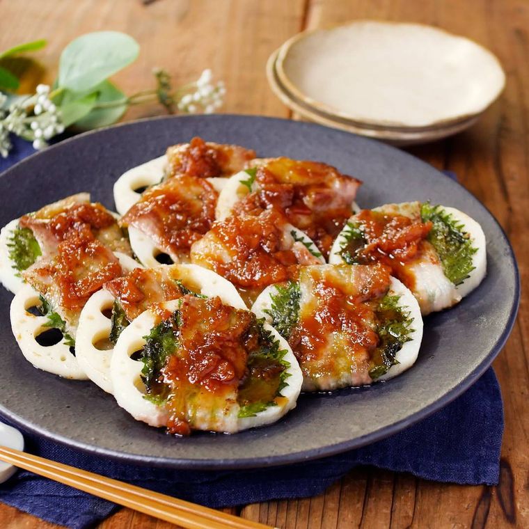 青いお皿に盛られた肉巻きれんこん