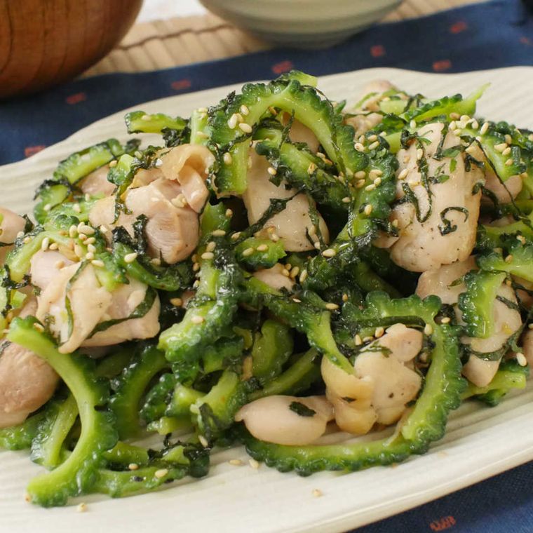 お皿に盛られた鶏肉とゴーヤのうま塩炒め