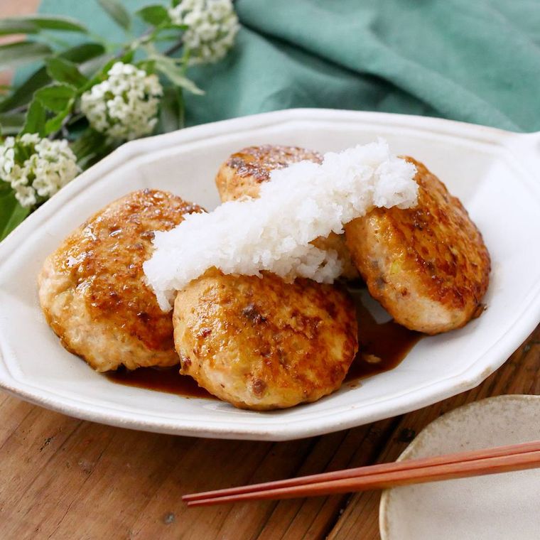 白い八角皿に盛られた鮭ハンバーグ