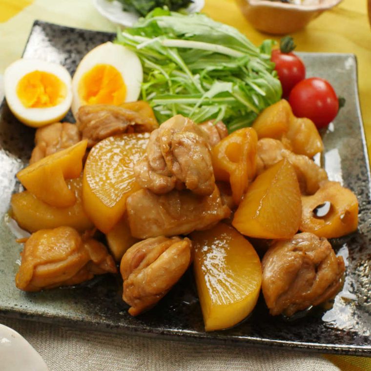 黒いお皿に盛られた鶏大根のさっぱり煮