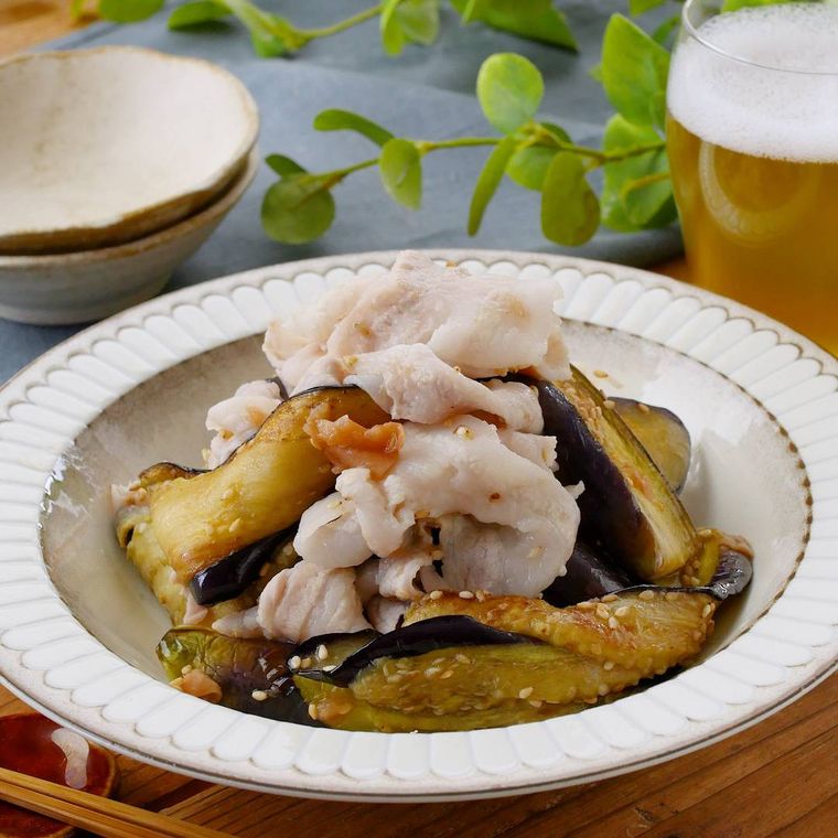 白いお皿に盛られた豚バラ肉となすの焼きしゃぶサラダ