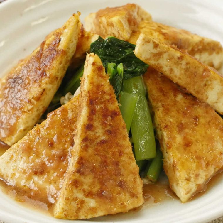 お皿に盛られた豆腐おかかステーキ