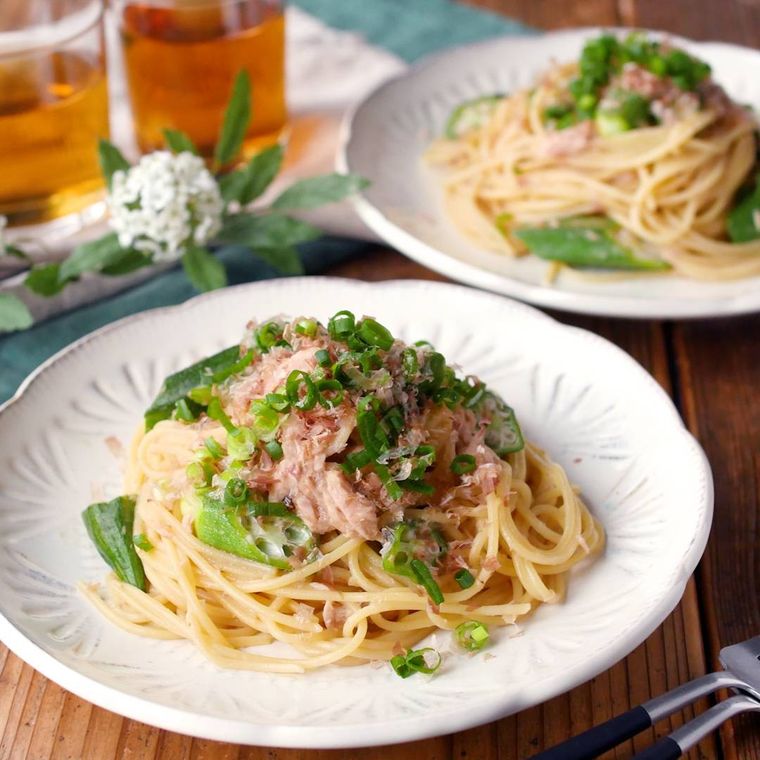 白いお皿に盛られたオクラとツナのさっぱりポン酢パスタ