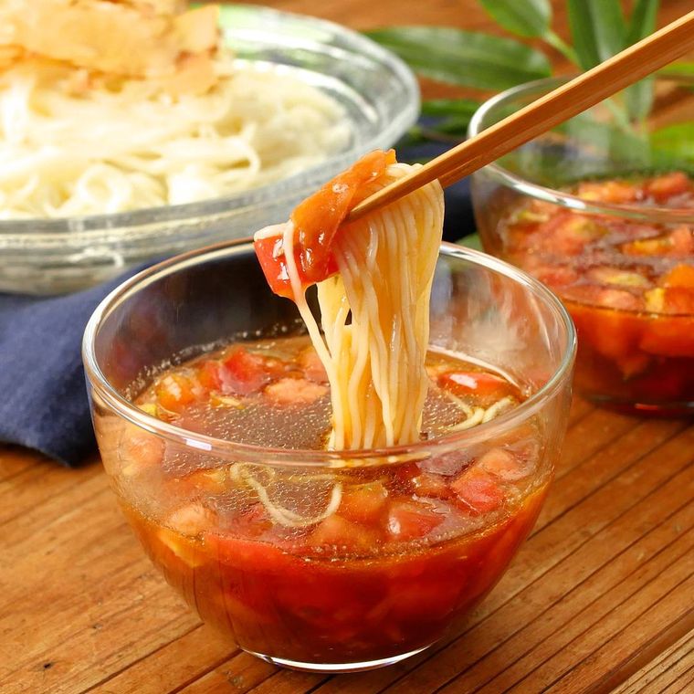 ガラスのお椀に入った梅トマトのつけだれ