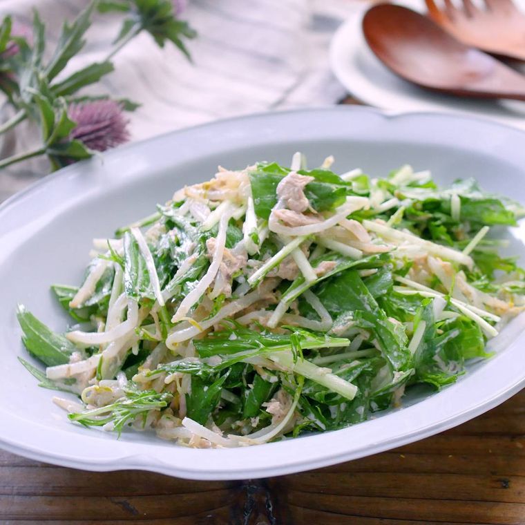 白い皿に盛り付けた水菜ともやしのマヨぽんサラダ
