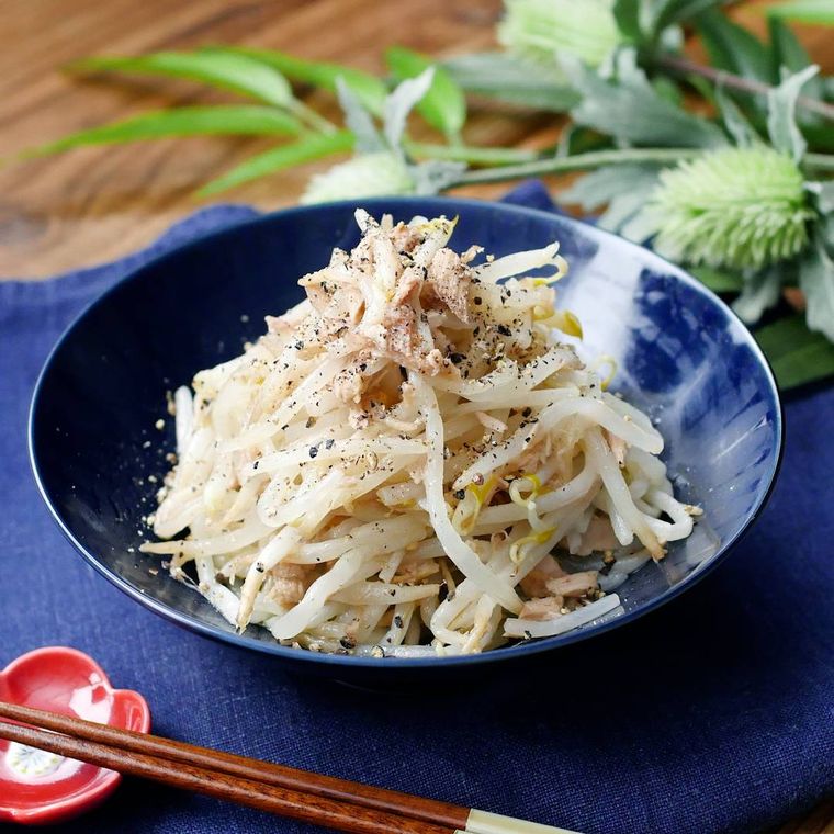 青い丸皿に無限もやしがのっている