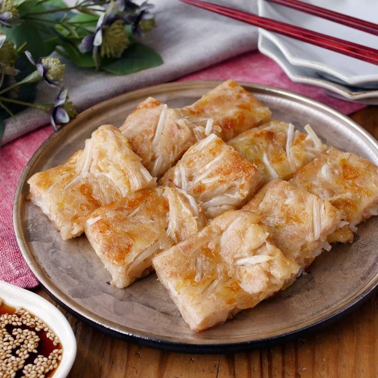 茶色の丸皿の上のもやしとツナのチーズチヂミ