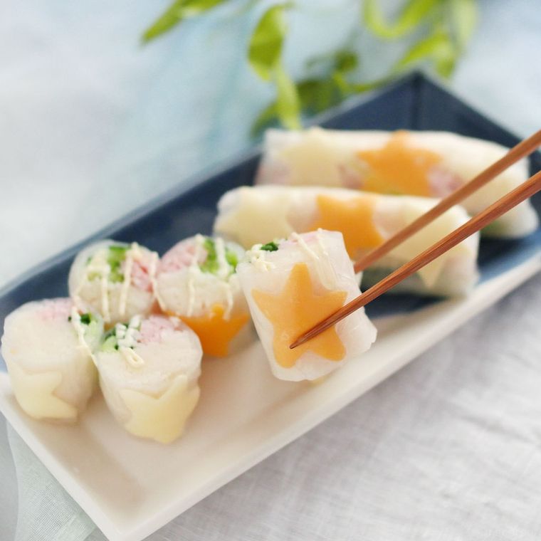 長方形の皿に盛られたそうめん入り生春巻き