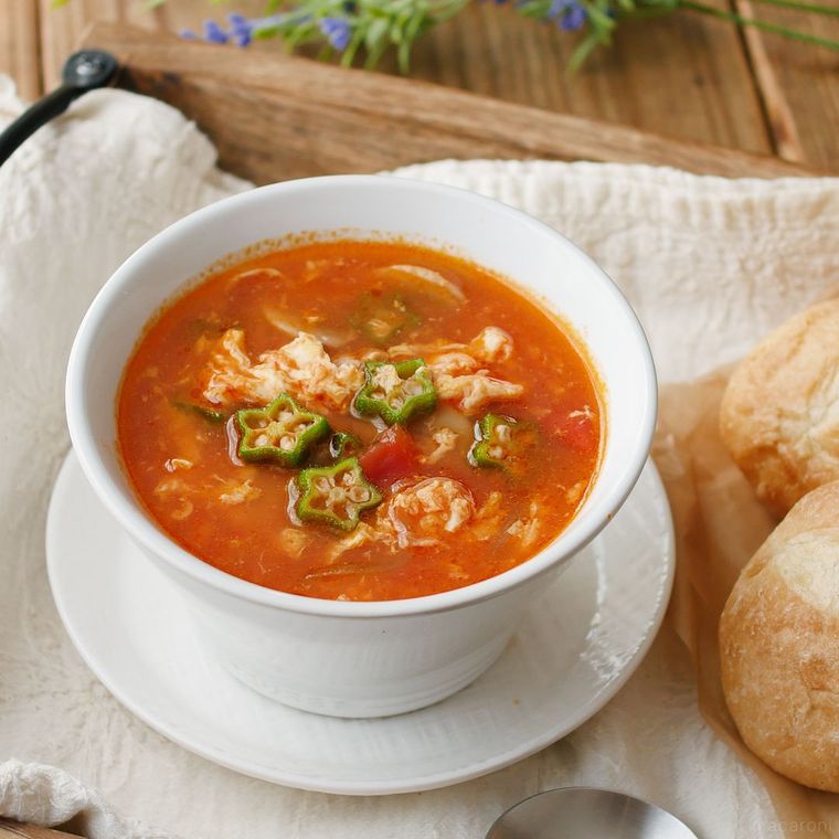 白色のカップに盛られたチキンとオクラのトマトスープ