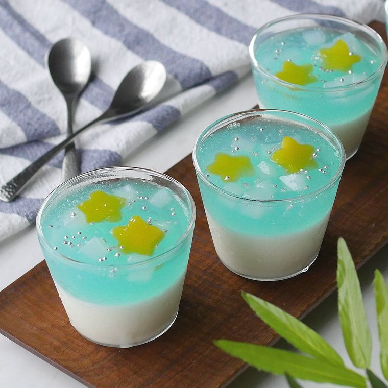 木製のトレーにのせた、グラスに入った2層の七夕ゼリー